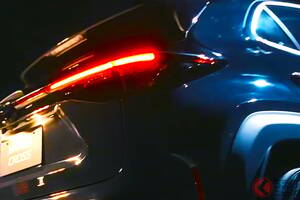 トヨタ新「小さな高級車」が超カッコイイ！ 衝撃の「黒トヨタ」エンブレム採用！“めちゃ豪華”なツートーン採用した「新ヤリスクロス」特別な“ウルバーノ”仕様とは！