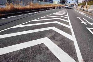 これって違反にならないの？ 時々見かけるバイクでゼブラゾーンを走る行為