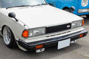 日産910型「ブルーバード」はノーマルフォルムと当時モノのカスタムアイテム満載の快適仕様に