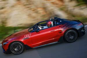 ヘルメット必須　メルセデスAMG SL ピュアスピード（2）　充足感と興奮の生涯忘れない運転体験