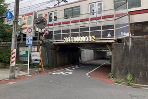 制限高さ1.85mの低いガード、元は道路ではなかった？…南千住～北千住