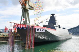 海自の「最新護衛艦」が “艦名由来の地”に出現！飛行艇が上空をフライパス!? 貴重な2ショットが公開