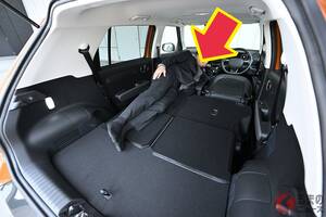 新型「コンパクトSUV」がスゴイ！ 全長3.8mの“ちょうどいいボディ”に「メーカー初の機能」採用！ フラットな「めちゃ広ッ室内空間」で“大人2人寝られる”ヒョンデ「インスター」とは？