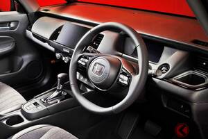 新車198万円！ ホンダ「小さな高級車 フィット」に大注目！ 全長4mサイズに「コンパクトカーを超えた上質内装」採用！ 精悍“ブラック”も用意する「フィットHOME」どんな車？