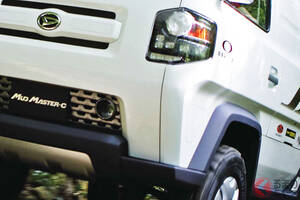 全長3.4m！ ダイハツ「“斬新”タフ仕様軽トラ」が凄かった！ 「カクカクデザイン」にめちゃ画期的“荷台”と5速MT搭載！ 300mm超え地上高で普段使いOKな「マッドマスターC」とは