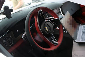 ベントレーのコンパクト電気SUV、ついにカイエン風インテリアが判明！