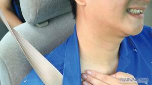 エンジンルームから「ガァー」という異音がして「グワングワン」車体が揺れる。かなり衝撃で編集部員は大ダメージを負う。走行中いきなりPにシフトしてみたら…