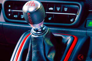 ホンダ新「“6速MT”軽スポーツカー」発表に“賛否両論”！「80年代の雰囲気ある！」「高回転ターボが最高！」「660cc初の“タイプR”なら絶対買う」の声も！ 超レトロな「丸目デザイン」採用した「新N-ONE RS」がスゴイ！