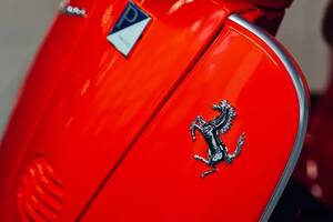 ひと目で分かる“赤”を纏った18年前の「ベスパ」がオークションに登場 限定7台 走行距離わずか542キロの極上“フェラーリ エディション”とは