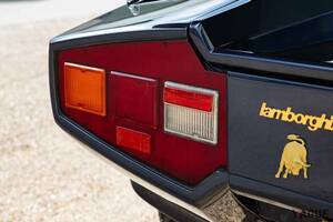 わずか17台しか作られなかった右ハンドル仕様 37年前なのに走行距離9000キロの極上“青いランボ”「カウンタック5000QV」がオークションに登場 気になる落札価格とは