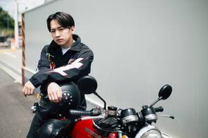 アーティスト・俳優 佐藤友祐(lol)の「あの“絶版旧車”に乗りたい！」──Vol.10 ホンダドリームCB400フォア