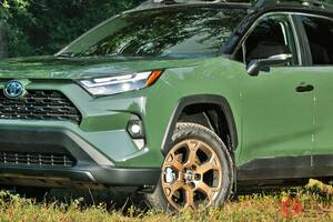 トヨタが「“新”RAV4」を発表！ ちょうどいいサイズにオシャグリーン×金ホイールの“本格派仕様”「ウッドランド」がカッコイイ！ 新たな「コンパクトSUV」米で登場