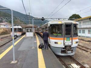 「あの駅まで走れば電車に追いつくんじゃね？」伝説の“ダッシュ”がまさかの“公式グッズ化” 担当者の想い爆発!?