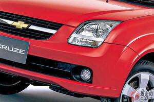 新車“約100万円”だったけど「私、外車です！」 まさかの「スズキで買えた“アメ車”」って何!? 全長3.6m級ボディ×1.5Lエンジンでめちゃ“低燃費”！ 「丸型4灯テール」の「クルーズ」とは