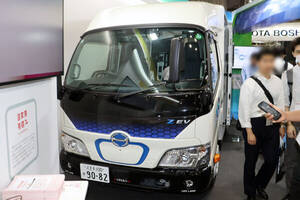 日野自動車の「新型EVトラック」が“隠れ有能車”すぎる件 実は「物流業界の課題」解決にもドンズバな理由とは