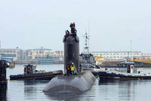 フランスの新原子力潜水艦 進水を控え公の場に姿を現す 実は「潜望鏡」を持たないタイプ!?