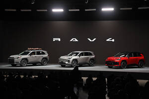 新型RAV4は「GRスポーツ」以外も熱くて「選び」が悩ましすぎる！　開発者を直撃してわかった「CORE」「Adventure」の注目ポイント!!