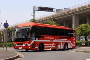日本初のEVマイクロバスとEV大型観光バスがついに姿を見せた！　EVモーターズ・ジャパン「V8-Micro Bus」と「F8-Coach」がバステクで初公開