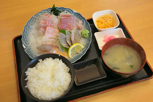 常磐自動車道下り・四倉PA「海岸食堂」：人気No.1の新鮮な地魚の刺身定食は種類が変わるのでリピート必須【SPめし】