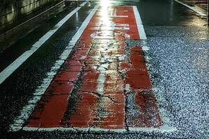 雨の夜だとまったく見えん！　中央線に横断歩道に停止線のペイントが「ハゲて薄れて」いたらどこに連絡？