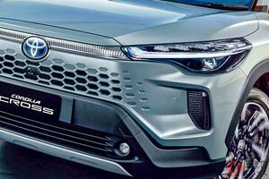 トヨタ新型「カローラ“クロス”」発表！ 斬新「レクサス顔!?」が超カッコイイ！ もはや“小さな高級車”な550仕様もある「コンパクトSUV」越で登場へ