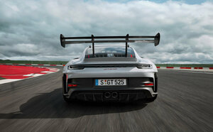 公道走行可能なハイパフォーマンスマシン、新型ポルシェ「911 GT3 RS」予約受注を開始｜Porsche