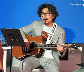 BMWジャパン、EVステーションワゴン「i5ツーリング」を披露　小澤征悦さんがオリジナル曲を演奏