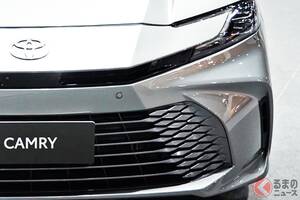 【タイ】全長4.9m！ トヨタ最新「FF“最上級”セダン」実車公開！ 精悍「サメ顔」×流麗“クーペ”ボディがカッコイイ！ 「リッター25km」も走る高級モデル「カムリ」を展示