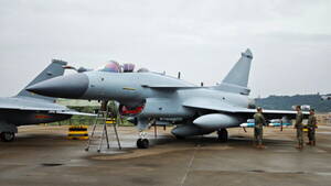 「フランス機を撃墜した中国戦闘機」次に狙うのは米国製F-16の後釜か？ お膝元のパリでPR！