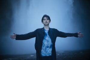 瀧本幹也が撮影、吉沢亮 写真展「FOSS」開催──アイスランドの大自然と吉沢亮の邂逅