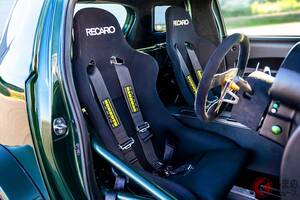 全長3.7m“ちょうどいいボディ”で「430馬力超え」！ 斬新「コンパクトカー」に注目！ めちゃ“ワイドボディ”＆極太マフラーの「本気（マジ）仕様」！ 専用内装も魅力のアストンマーティン「V8シグネット」とは？