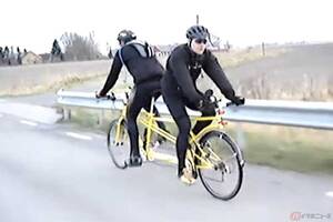脳が一瞬バグる!?　背中合わせでペダルを漕ぐタンデム自転車……なんだか怖い!!
