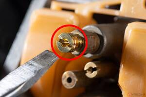 かつてエンジンの性能を決めるのは“老眼”じゃ見えないほどの「小さな穴」だった!? キャブレターに備えられた『メインジェット』とは？