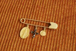 端正さと挑発が共存するドルチェ&ガッバーナ──2025年の秋冬スタイルを小物でアップデートする