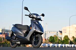 【ヤマハ アクシスZ 試乗】最軽量か、ゆとりか。「シグナス」と「ジョグ」の間で光る「王道コミューター」の姿…伊丹孝裕