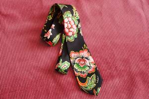 ロマンティシズムに鋭さを添えるヴァレンティノ ガラヴァーニ──2025年の秋冬スタイルを小物でアップデートする