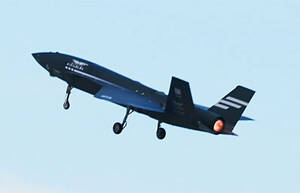 ついに有人機を撃墜扱いに！ 米中などに先駆け量産間近の「無人戦闘機」ミサイルを発射する映像を公開 トルコ