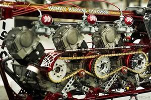 横型エンジンを斜めに3基積み!?　魔改造を超えたスーパーミニドラッガーが凄すぎる!!