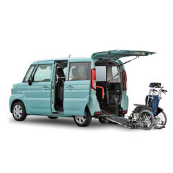 マツダ、社会福祉団体に「フレアワゴン 車いす移動車」を贈呈