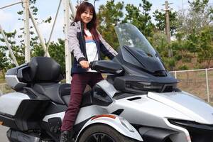 クルマ? バイク？ 不思議な操作感覚がクセになる!! 普通自動車免許（AT限定）で運転可能なCan-Amの3輪リバーストライク「Spyder RT LIMITED」にアクティブバイク女子の指出瑞貴が挑戦！
