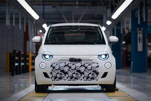 新型フィアット500ハイブリッドの試作車が生産開始！ 量産型はいつ？【新車ニュース】