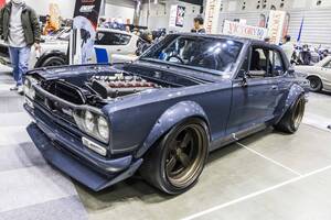 魅せると走るを両立した「ハコスカ」に今どきチューニング！ 日産3代目「スカイライン」が搭載するパワーユニットは注目です