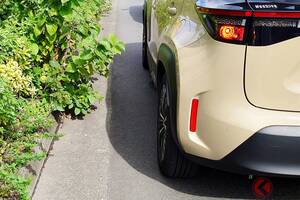 クルマの「左寄せ」苦手な人多数!? 難しい「左側の車両感覚」をつかむ『カンタンな方法』がスゴい！ JAFが推奨する“コツ”とは