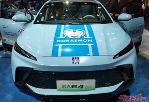 なんでドラえもんが中国の新車に!? 　GMのクーペSUV「ビュイックエレクトラE4GS」の「ドラえもん」仕様車は22世紀もビックリ！【広州モーターショー2023】