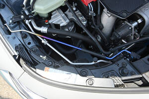 オフ会でボンネットを開ければプチヒーロー確定！　フジツボの「チタン製の虹色棒」がクルマ好きに刺さりまくり