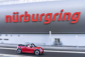 世界のクルマ好きが一度は走りたい「ニュルブルクリンク」！　超難関サーキットなのにノーヘルに半袖短パンで全開走行OKってなんで??