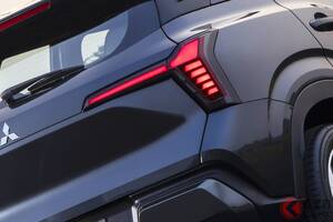 三菱「最新コンパクトSUV」に注文殺到！ 全長4.4mちょうどいいボディ×進化版ダイナミック顔！ 「リッター24キロ超え」で“スゴい四駆”搭載の「エクスフォースHEV」タイで実車公開！