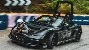 魔改造？（笑）このポルシェ718ボクスターSはラップタイムを競うためではなく、写真や動画の撮影をするカメラカーへと生まれ変わったのだ！