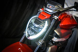 「女優ライト級」の輝きとMotoGPの魂。ドゥカティ新型「XディアベルV4」が四輪専門家も魅了した理由とは