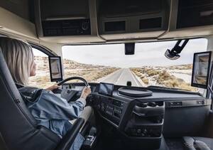 ボルボトラック、居眠り運転検知システムを大幅強化　アイトラッキングカメラで安全性向上